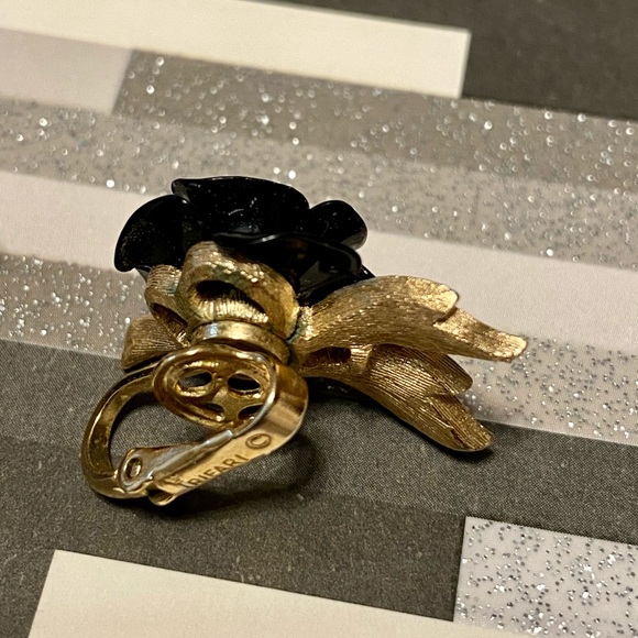 Rare vtg c.1950s Trifari earrings 🖤 - Picture 3 of 5